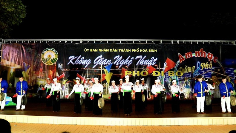 Tiết mục trình diễn chiêng Mường tại sân khấu ca nhạc. Tiết mục trình diễn chiêng Mường tại sân khấu ca nhạc.