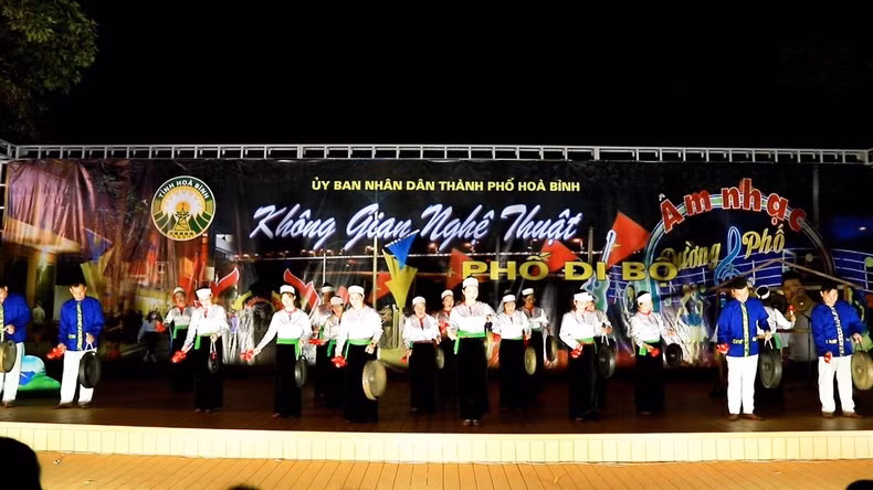 Tiết mục trình diễn chiêng Mường tại sân khấu ca nhạc.