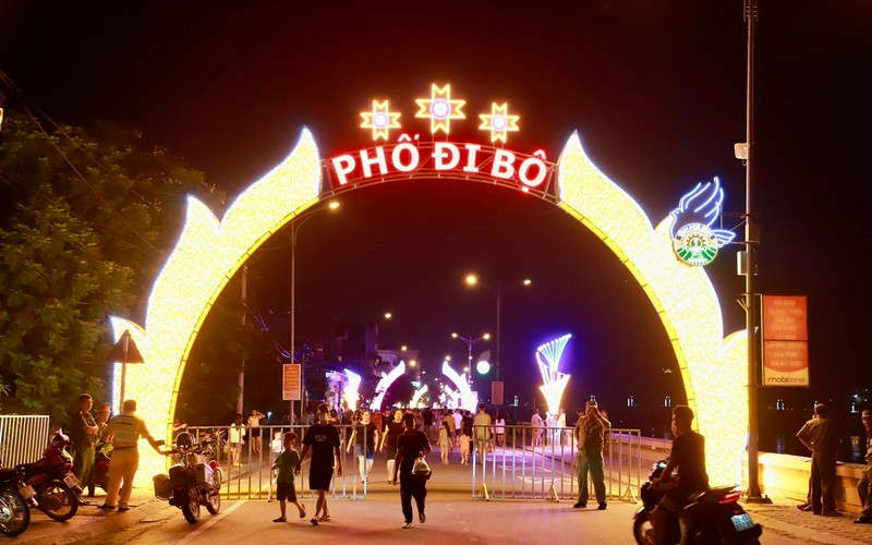 Điểm đầu phố đi bộ trên đê Đà Giang thuộc phường Đồng Tiến. Điểm đầu phố đi bộ trên đê Đà Giang thuộc phường Đồng Tiến.