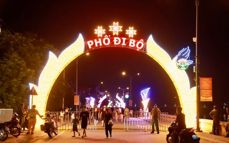 Điểm đầu phố đi bộ trên đê Đà Giang thuộc phường Đồng Tiến.