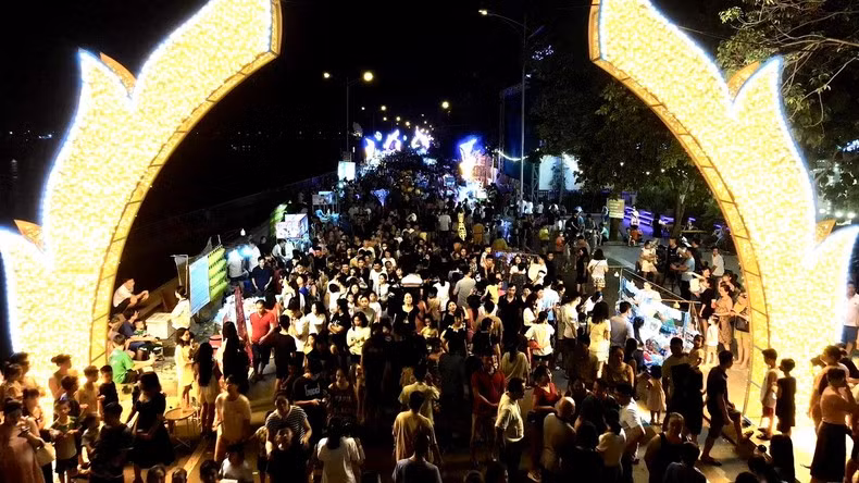 Hàng nghìn người nô nức tham gia phố đi bộ.