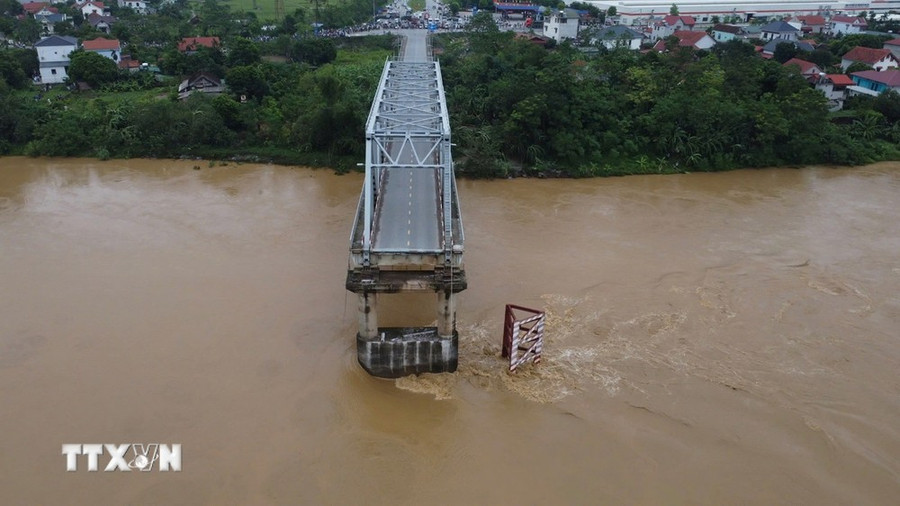 Cầu Phong Châu, tỉnh Phú Thọ, bị sập, sáng 9/9. Một trụ và hai nhịp của cây cầu đã bị nước lũ cuốn. (Ảnh: Tạ Toàn/TTXVN) Cầu Phong Châu, tỉnh Phú Thọ, bị sập, sáng 9/9. Một trụ và hai nhịp của cây cầu đã bị nước lũ cuốn. (Ảnh: Tạ Toàn/TTXVN)