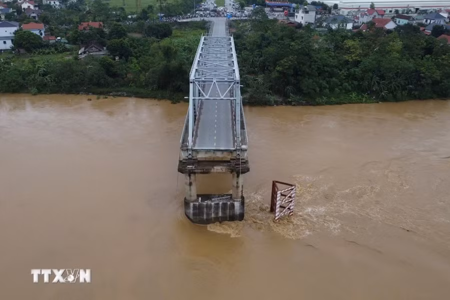 Cầu Phong Châu (Phú Thọ) bị sập, sáng 9/9. (Ảnh: Tạ Toàn/TTXVN) Cầu Phong Châu (Phú Thọ) bị sập, sáng 9/9. (Ảnh: Tạ Toàn/TTXVN)