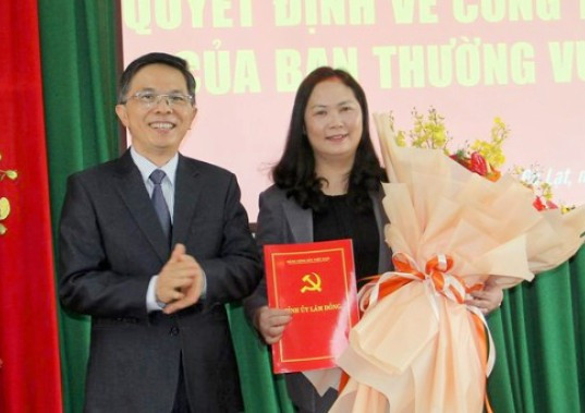 Bà Ngô Thị Mỹ Lợi (bên phải) sẽ điều hành Thành ủy Đà Lạt trong thời gian ông Đặng Trí Dũng vắng mặt (Ảnh: Cổng thông tin UBND tỉnh Lâm Đồng) Bà Ngô Thị Mỹ Lợi (bên phải) sẽ điều hành Thành ủy Đà Lạt trong thời gian ông Đặng Trí Dũng vắng mặt (Ảnh: Cổng thông tin UBND tỉnh Lâm Đồng)