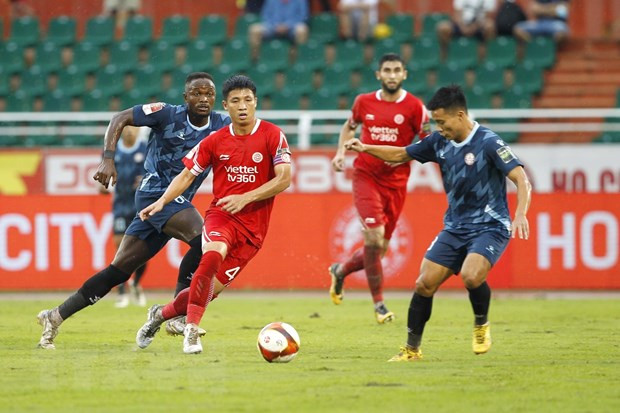 Viettel (áo đỏ) thu hẹp khoảng cách với top 3 V-League. (Ảnh: Thanh Vũ/TTXVN)