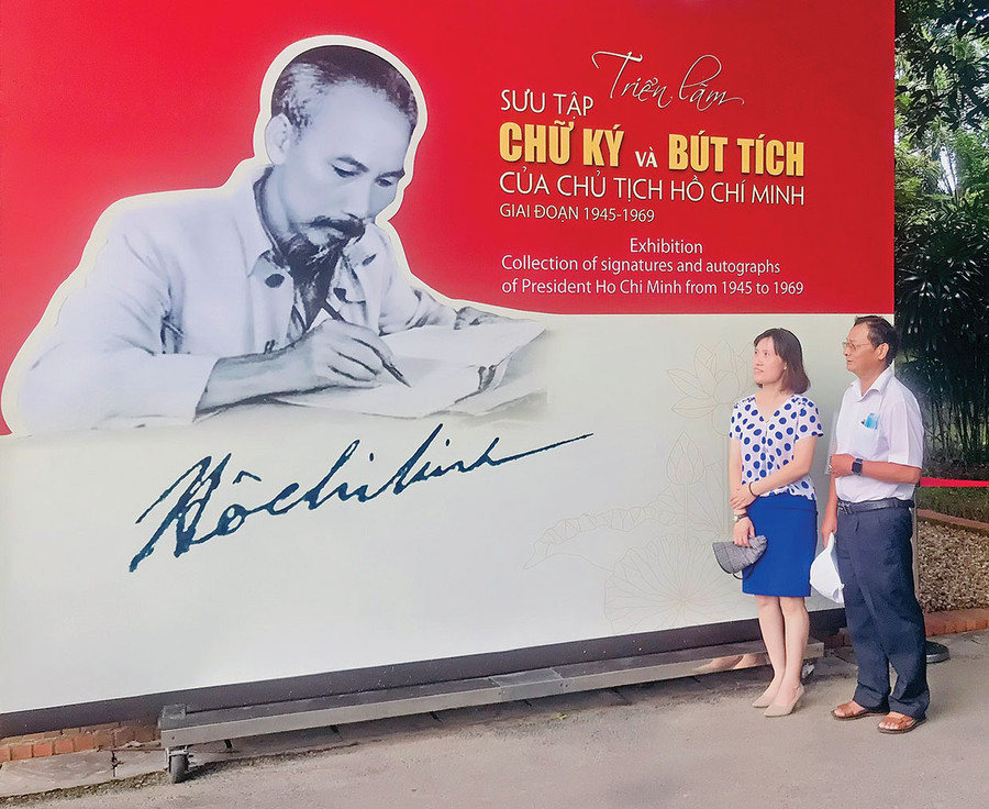 Triển lãm sưu tập chữ ký và bút tích của Chủ tịch Hồ Chí Minh giai đoạn 1945-1969. Ảnh: Đ.M.P Triển lãm sưu tập chữ ký và bút tích của Chủ tịch Hồ Chí Minh giai đoạn 1945-1969. Ảnh: Đ.M.P