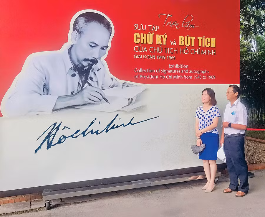 Triển lãm sưu tập chữ ký và bút tích của Chủ tịch Hồ Chí Minh giai đoạn 1945-1969. Ảnh: Đ.M.P