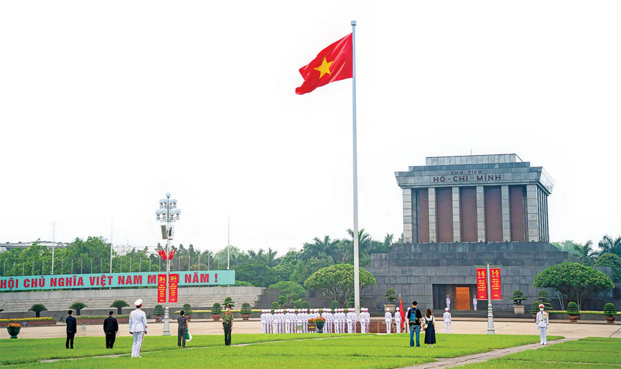 Lễ thượng cờ tại Lăng Chủ tịch Hồ Chí Minh. Ảnh: HUYỀN TỶ