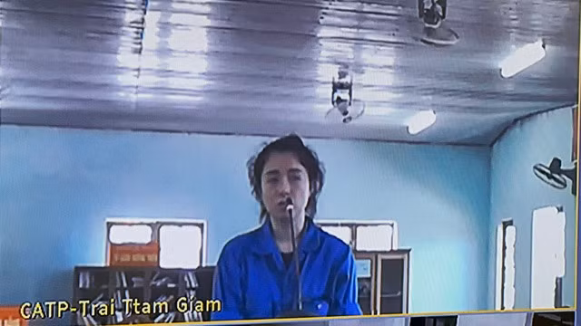 Phiên tòa trực tuyến, Nguyên ở tại nơi tạm giam, bị xét xử qua màn hình. Ảnh: NGUYỄN TÚ