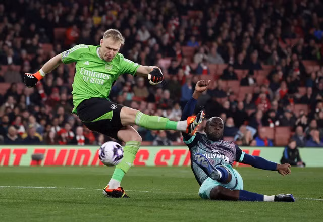 Yoane Wissa ghi bàn với sự "trợ giúp" của thủ thành Aaron Ramsdale Yoane Wissa ghi bàn với sự "trợ giúp" của thủ thành Aaron Ramsdale