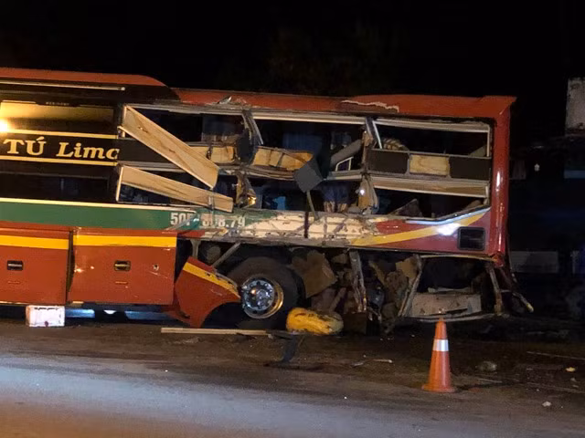 Phần hông đuôi phía sau xe khách bị hư hỏng nặng