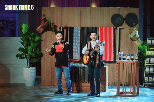 Anh Y Pôt (bên trái) thể hiện tài ca hát trên Shark Tank Việt Nam