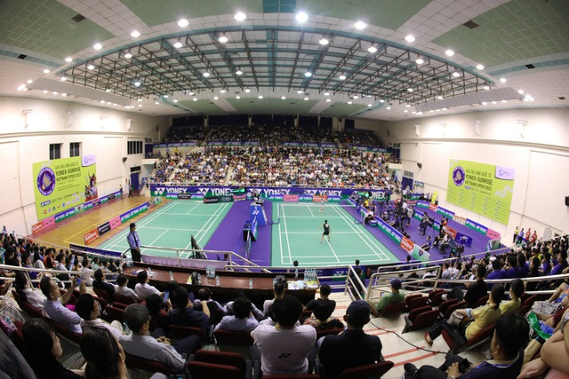 Người hâm mộ đến chật kín Nhà thi đấu Nguyễn Du cổ vũ cho Nguyễn Thùy Linh đấu chung kết với tay vợt Nhật Bản. Ảnh: ĐỘC LẬP