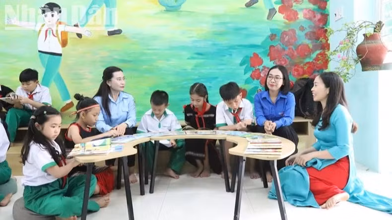 Các đại biểu và các cháu Trường Tiểu học Võ Thị Sáu đọc sách tại "Không gian đọc sách, tương tác và sinh hoạt Đội”.