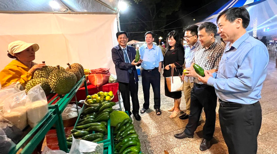 Ông Phạm Nhuần (thứ hai từ trái sang)-Phó Chủ tịch Hội Nông dân huyện Chư Păh cùng đại diện lãnh đạo huyện Chư Păh và các huyện tham quan gian hàng tại Phiên chợ. Ảnh: Đinh Yến Ông Phạm Nhuần (thứ hai từ trái sang)-Phó Chủ tịch Hội Nông dân huyện Chư Păh cùng đại diện lãnh đạo huyện Chư Păh và các huyện tham quan gian hàng tại Phiên chợ. Ảnh: Đinh Yến