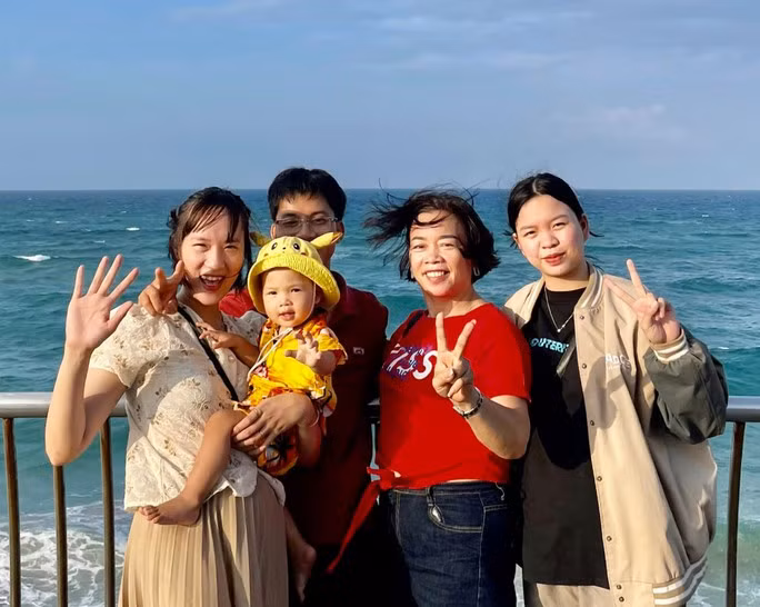 Chị Võ Thị Sương (thứ hai, bên phải) cùng con gái Nguyễn Võ Anh Tú và gia đình con trai Trần Phúc Tân. (Ảnh do gia đình cung cấp)