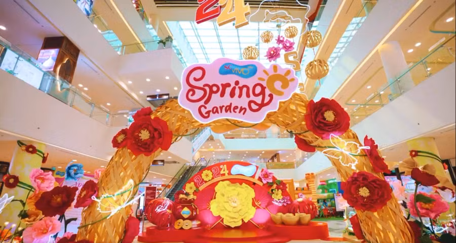 Tại SC ViVo City được dựng mô hình khu vườn mùa xuân với những sắc hoa quen thuộc của ngày tết. Mang thông điệp về sức sống và mầm xanh mới của mùa xuân, chào đón một năm sung túc, an khang. Ảnh: SC ViVo City