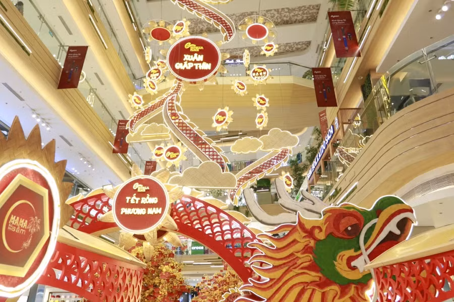 Góc chụp thể hiện sự "khổng lồ" của linh vật rồng bởi cái đuôi được treo lơ lửng trên không trung. Ảnh: TẤN ĐẠT