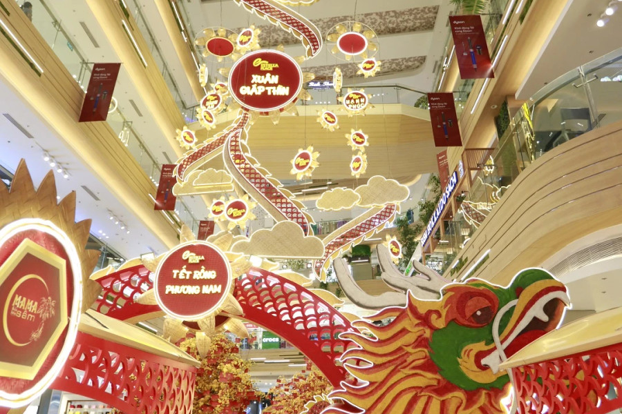 Góc chụp thể hiện sự "khổng lồ" của linh vật rồng bởi cái đuôi được treo lơ lửng trên không trung. Ảnh: TẤN ĐẠT Góc chụp thể hiện sự "khổng lồ" của linh vật rồng bởi cái đuôi được treo lơ lửng trên không trung. Ảnh: TẤN ĐẠT