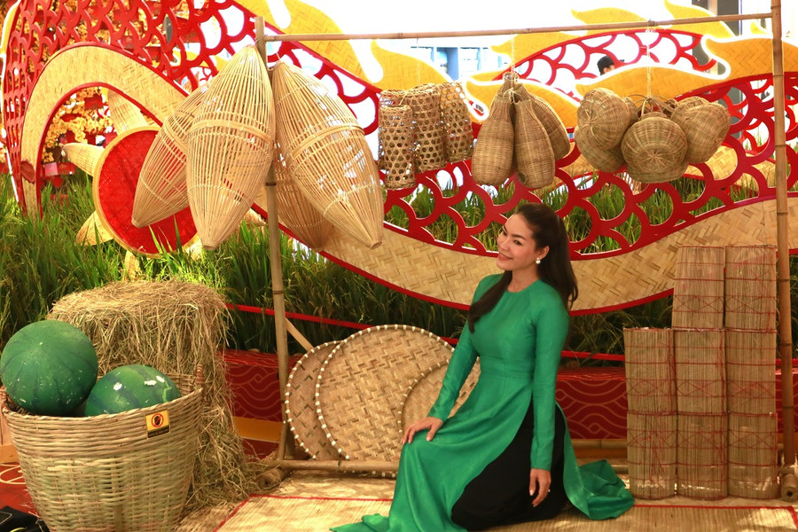 Nhiều không gian tết xưa bên linh vật rồng. Ảnh: TẤN ĐẠT Nhiều không gian tết xưa bên linh vật rồng. Ảnh: TẤN ĐẠT