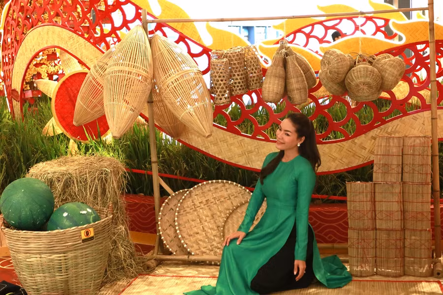 Nhiều không gian tết xưa bên linh vật rồng. Ảnh: TẤN ĐẠT