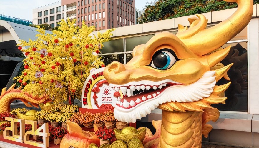 Linh vật rồng được làm bằng mút xốp, phủ lớp sơn nhủ vàng cùng các sắc màu trang trí bắt mắt. Ảnh: HỮU LONG Linh vật rồng được làm bằng mút xốp, phủ lớp sơn nhủ vàng cùng các sắc màu trang trí bắt mắt. Ảnh: HỮU LONG