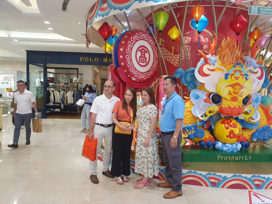 Nhiều người chụp hình bên linh vật rồng tại Trung tâm thương mại Takashimaya. Ảnh: TẤN ĐẠT Nhiều người chụp hình bên linh vật rồng tại Trung tâm thương mại Takashimaya. Ảnh: TẤN ĐẠT