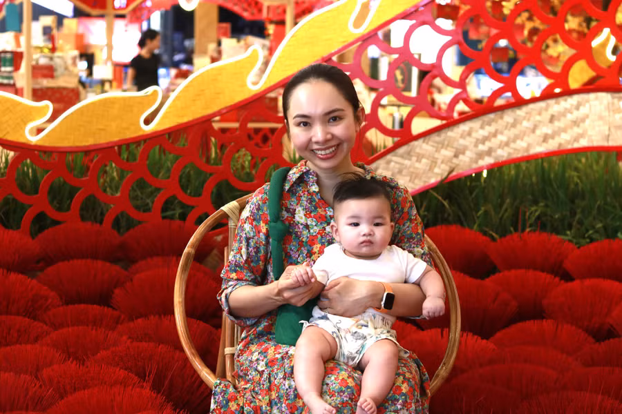 Bên linh vật rồng là những không gian như: nhang, tre. Ảnh: TẤN ĐẠT