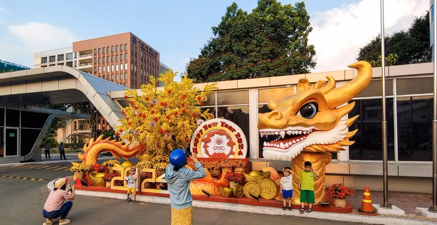 Mô hình linh vật rồng cùng tiểu cảnh trang trí đặt tại cổng Công viên phần mềm Quang Trung. Ảnh: HỮU LONG