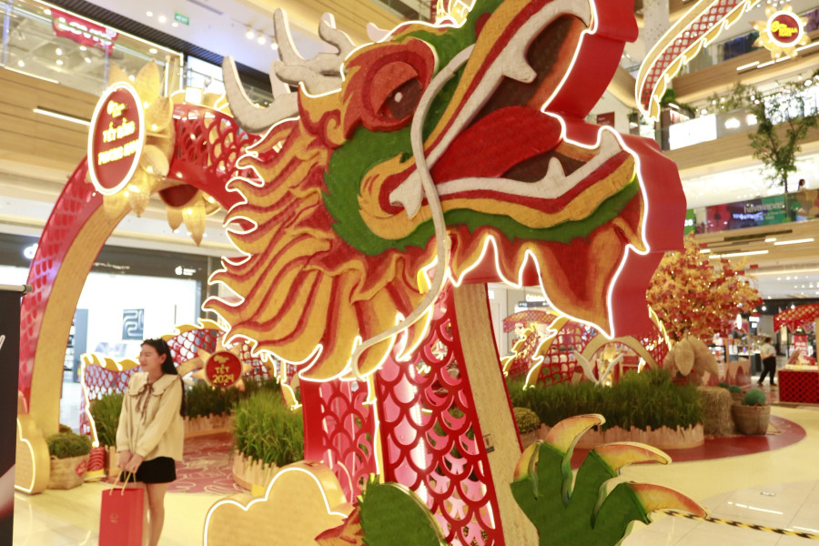 Linh vật rồng &quot;khổng lồ&quot; tại Trung tâm thương mại Estella Place. Ảnh: TẤN ĐẠT