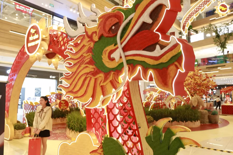 Linh vật rồng "khổng lồ" tại Trung tâm thương mại Estella Place. Ảnh: TẤN ĐẠT