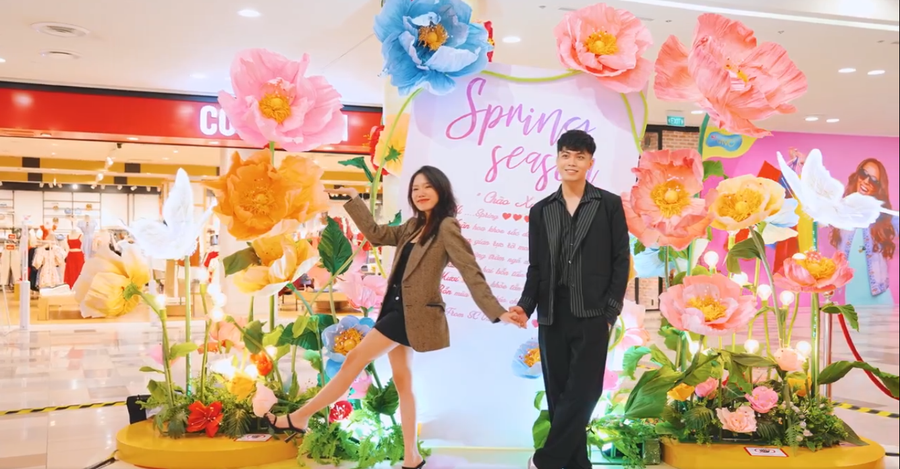 Các bạn trẻ chụp tiểu cảnh vườn hoa tại SC ViVo City. Ảnh: SC ViVo City Các bạn trẻ chụp tiểu cảnh vườn hoa tại SC ViVo City. Ảnh: SC ViVo City