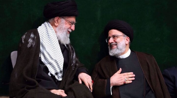 Lãnh đạo tối cao Iran Ali Khamenei (trái) nói chuyện với Tổng thống Raisi vào tháng 2-2023. (Ảnh: ISNA)