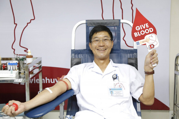 Bác sĩ Quế đã 60 lần hiến máu của mình cho người bệnh. Bác sĩ Quế đã 60 lần hiến máu của mình cho người bệnh.