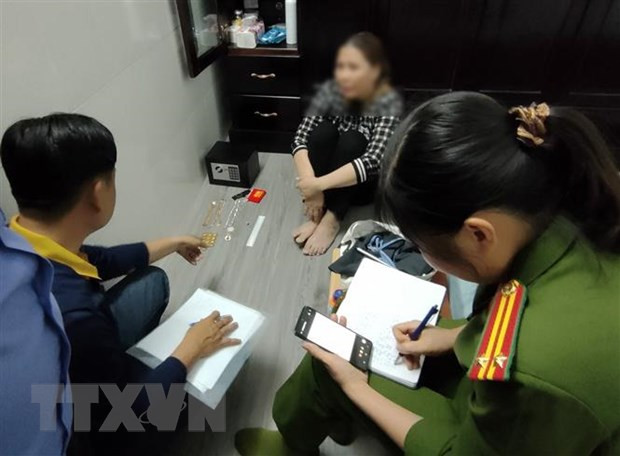 Lực lượng Công an làm việc với bà P.T.Đ. (Ảnh: TTXVN phát) Lực lượng Công an làm việc với bà P.T.Đ. (Ảnh: TTXVN phát)