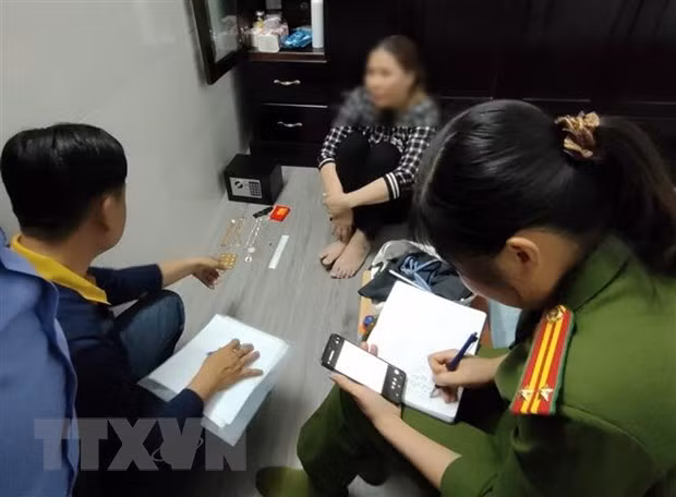 Lực lượng Công an làm việc với bà P.T.Đ. (Ảnh: TTXVN phát)