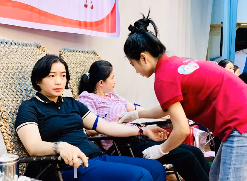 Đông đảo các tầng lớp Nhân dân hăng hái tham gia hiến máu hưởng ứng 24 năm Ngày Toàn dân hiến máu tình nguyện (7/4/2000-7/4/2024). Ảnh: Như Nguyện