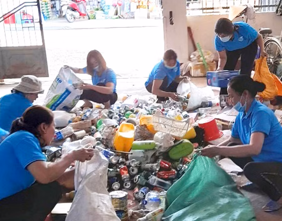 Câu lạc bộ phân loại rác thải của Chi hội phụ nữ tổ 1 thu gom, phân loại rác để bán phế liệu gây quỹ. Ảnh: R'Ô HOK