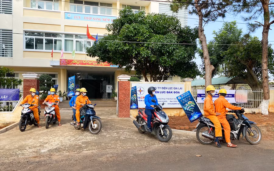 Nhân viên Điện lực Đak Đoa diễu hành tuyên truyền tiết kiệm điện. Ảnh: Khang Nghi