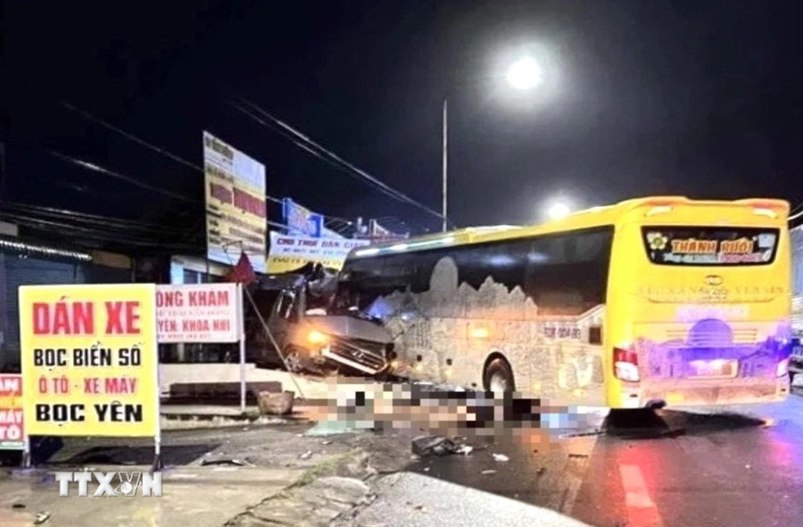 Hiện trường vụ tai nạn giao thông liên quan tới xe khách Thành Bưởi xảy ra ngày 30/9/2023 làm 5 người chết. (Ảnh: TTXVN phát) Hiện trường vụ tai nạn giao thông liên quan tới xe khách Thành Bưởi xảy ra ngày 30/9/2023 làm 5 người chết. (Ảnh: TTXVN phát)