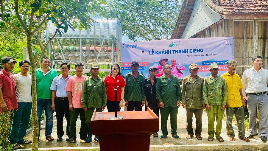 Chị Nguyễn Thị An (thứ 7 từ trái sang) cùng các đại biểu tại lễ khánh thành giếng sạch trao buôn ở huyện Kbang. Ảnh: Bích Hà Chị Nguyễn Thị An (thứ 7 từ trái sang) cùng các đại biểu tại lễ khánh thành giếng sạch trao buôn ở huyện Kbang. Ảnh: Bích Hà