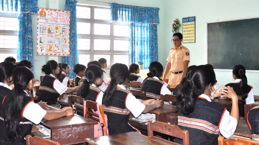 Công an huyện Kbang tuyên truyền, phổ biến Luật Giao thông đường bộ cho học sinh trên địa bàn. Ảnh: R.H