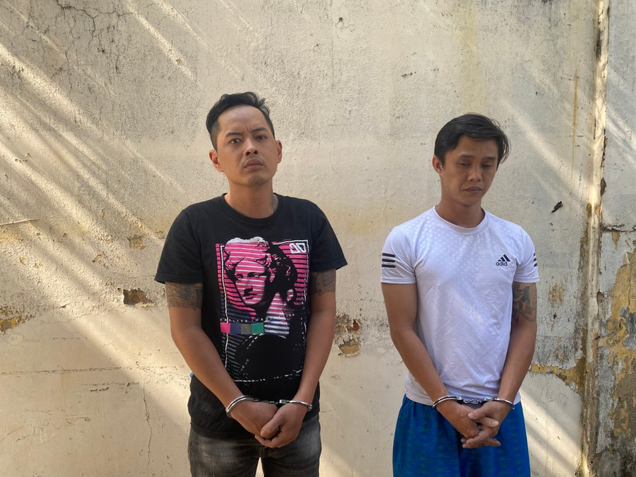 Thiện và Xương (từ trái qua) tại cơ quan công an