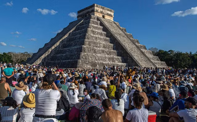 Nhiều người vây quanh kim tự tháp tại địa điểm khảo cổ Chichén Itzá của người Maya ở bang Yucatan, Mexico, trong lễ kỷ niệm xuân phân năm 2023. Ảnh: CNN