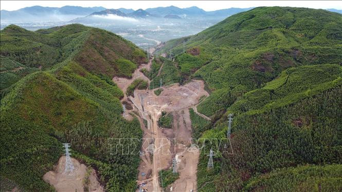 Đoạn Km 13-Km14 tại gói thầu 11 trên cao tốc Quy Nhơn-Chí Thạnh. Ảnh: Huy Hùng/TTXVN