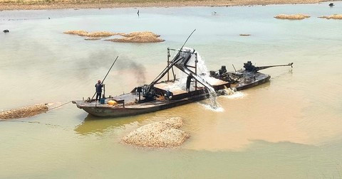 Khai thác cát giữa trưa.
