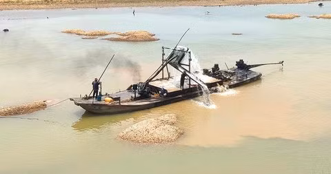 Khai thác cát giữa trưa.