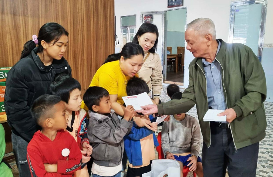 Ông Trương Đình Ba-Chủ tịch Hội Bảo trợ người khuyết tật và Bảo vệ quyền trẻ em tỉnh tặng quà cho trẻ em có hoàn cảnh khó khăn. Ảnh: Phan Thủy Ông Trương Đình Ba-Chủ tịch Hội Bảo trợ người khuyết tật và Bảo vệ quyền trẻ em tỉnh tặng quà cho trẻ em có hoàn cảnh khó khăn. Ảnh: Phan Thủy