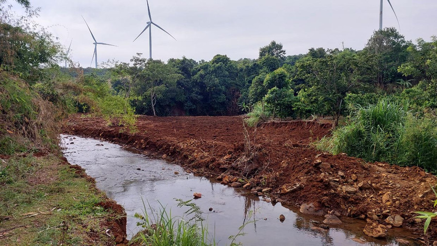 Vị trí ông Nguyễn Văn Thạch đào đất nông nghiệp để nắn dòng chảy suối Ia Châm vào rẫy cà phê của mình. Ảnh: N.H