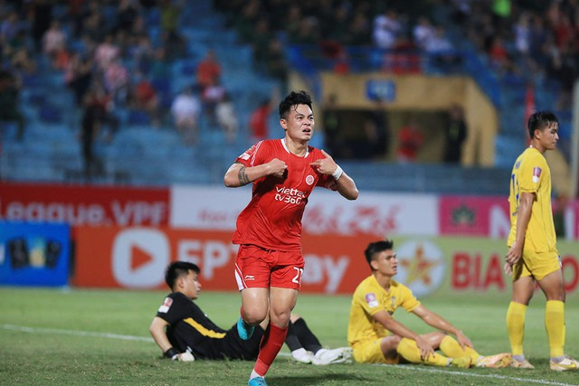 Viettel FC thu ngắn khoảng cách với tốp dẫn đầu khi giành chiến thắng trước SLNA. Ảnh: VPF Viettel FC thu ngắn khoảng cách với tốp dẫn đầu khi giành chiến thắng trước SLNA. Ảnh: VPF
